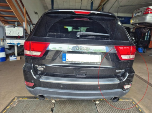 Schadenübersicht: Fahrzeugheck Schadengutachten nach Unfall auf Parkplatz.